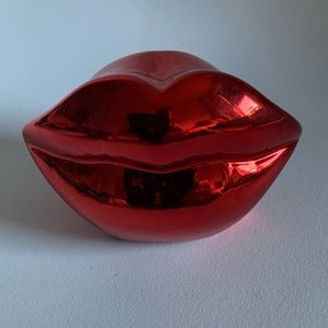 Lips as a coin holder
